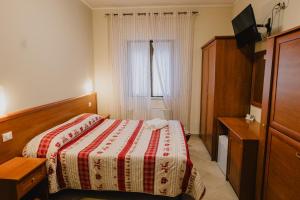 Rúm í herbergi á Hotel Nilde