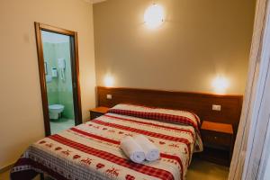 Rúm í herbergi á Hotel Nilde
