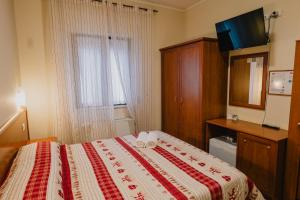 Rúm í herbergi á Hotel Nilde