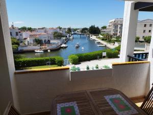 Fotografia z galérie ubytovania Flamicell - Piso magnifica vista al canal y piscin v destinácii Empuriabrava