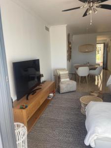TV a/nebo společenská místnost v ubytování 2 bed apt with amazing views
