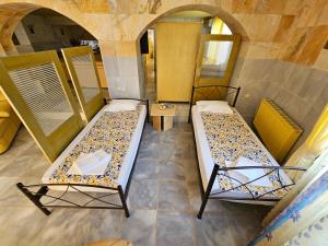 Zimmer mit 2 Betten in einem Zimmer in der Unterkunft Paco's Resort Holiday Flats in Gaios