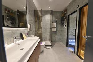 Koupelna v ubytování Atera Business Suites