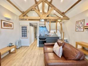 Χώρος καθιστικού στο Pass the Keys The Old Smithy Tiny home Gower