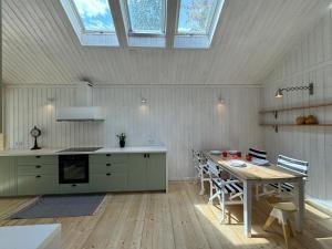 a kitchen and dining room with a table and chairs at Dom w Starym Sadzie z basenem i sauną - Beskid Wyspowy in Nowe Rybie