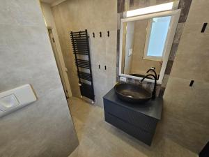 Et badeværelse på Exclusive top floor 2-bedroom flat