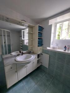 Ванна кімната в GITE LA CÔTE de GRAVES