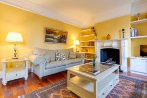 ケンブリッジにあるPass the Keys Spacious Victorian Home with Free Parkingのソファと暖炉のあるリビングルーム