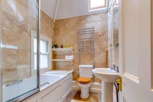 ケンブリッジにあるPass the Keys Spacious Victorian Home with Free Parkingのバスルーム(シャワー、トイレ、シンク付) +52枚の写真
