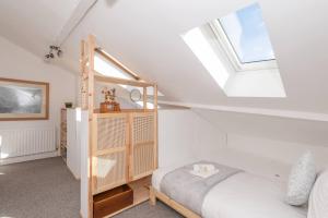 HebdenにあるPass the Keys Family Haven -Amazing Views-Heart of Hebden Bridgeのベッドルーム(二段ベッド1組、窓付)