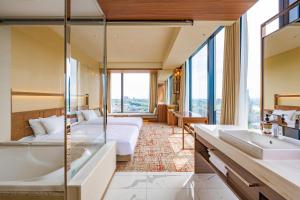 枚方的住宿－Candeo Hotels Osaka Hirakata，一间带床、浴缸和水槽的浴室