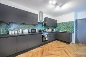 Kuchyň nebo kuchyňský kout v ubytování -RB7H - For your relaxed & Cosy stay & Free Parking