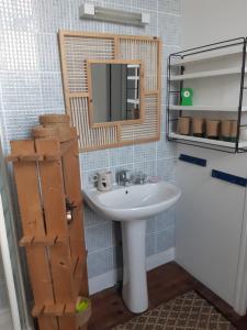 Saint-Étienne-de-CorcouéにあるLa maison Benastreの洗面台と鏡のあるバスルーム +38枚の写真