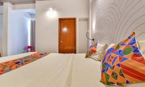Postel nebo postele na pokoji v ubytování FabExpress Shekhawati Palace