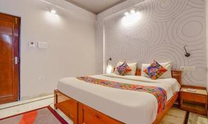 - une chambre avec un grand lit et 2 oreillers dans l'établissement FabHotel Shekhawati Palace, à Jaipur
