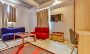 TV a/nebo společenská místnost v ubytování FabExpress Shekhawati Palace + 23 fotografií