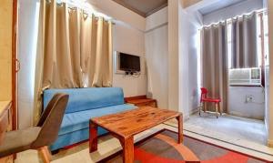 TV a/nebo společenská místnost v ubytování FabExpress Shekhawati Palace