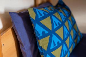 Niebieski i żółty krawat siedzący na kanapie w obiekcie Braemar Youth Hostel w mieście Braemar