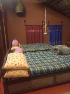 een bed met twee kussens erop bij ITIKA HOME STAY in Shānti Niketan