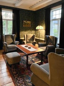 een woonkamer met stoelen en een salontafel bij Strandnäs Gård in Mariehamn