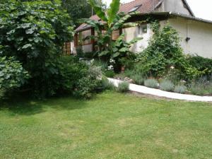 uma casa com um quintal com um relvado sidx sidx em Chambre Sologne em Saint-Julien-sur-Cher