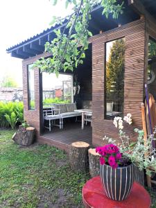 una terrazza in legno con panca e tavolo di Garden View Home a Mārupe