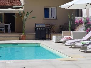 - une piscine avec des chaises, un parasol et un grill dans l'établissement Casa Il Pino, à Camaiore 52 autres photos