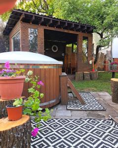 馬魯佩的住宿－Garden View Home，花卉花园内的木制热水浴池