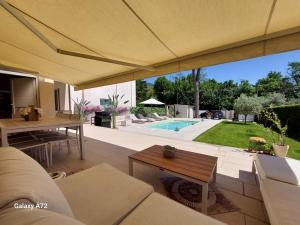 un patio extérieur avec une table et une piscine dans l'établissement Casa Il Pino, à Camaiore