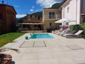 une piscine dans l'arrière-cour d'une maison dans l'établissement Casa Il Pino, à Camaiore
