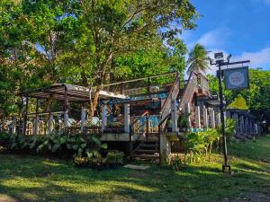 Cavinti的住宿－Kaliraya Surf Kamp by Eco Hotel Laguna，房屋旁公园的游乐场
