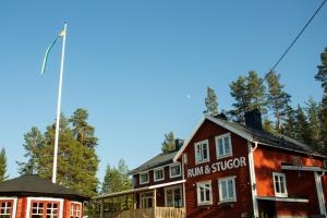 een gebouw met een vlaggenstok ervoor bij Gopshusgården - Rum & Stugor in Mora
