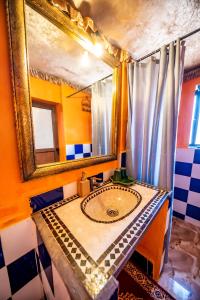 El GoueraAladdin Desert Camp - Mhamid Erg Chigaga Escape的浴室里有洗手池和镜子 更多58张照片