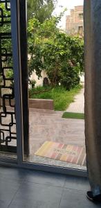 een raam met uitzicht op een tuin buiten bij Appartement meublée f3 in Alger