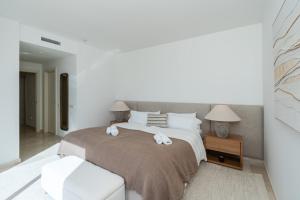 Posteľ alebo postele v izbe v ubytovaní AL-321 Penthouse 3 bedrooms Alcazaba Lagoon