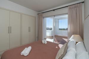 Posteľ alebo postele v izbe v ubytovaní AL-321 Penthouse 3 bedrooms Alcazaba Lagoon