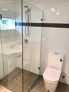 Koupelna v ubytování COMFORT QUEEN GARDEN VIEW ROOM MACQUARIE PARK RYDE + 14 fotografií