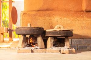 Un horno de ladrillo con fuego. en Bagaicha Adventure Resort Pvt. Ltd. en Maruwā Ghāt