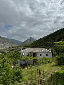 una casa bianca in mezzo a una montagna di Guest House Noku a Koman