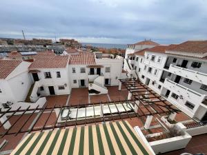 una vista desde el techo de un edificio en Nuestro Atico con vistas al Mar Terraza, Piscina y Parking, en Málaga
