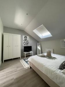 1 dormitorio con 1 cama y TV en Apartment 3 confort&modern en Arad