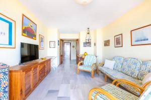 TV a/nebo společenská místnost v ubytování WintowinRentals 1ª Linea de Playa, Parking y WIFI