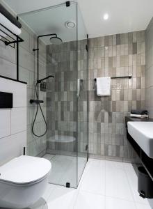La salle de bains est pourvue d'une douche, de toilettes et d'un lavabo. dans l'établissement Clarion Hotel Helsinki Airport, à Vantaa