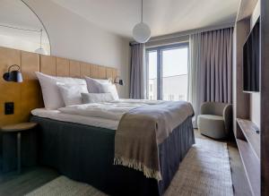 ヴァンターにあるClarion Hotel Helsinki Airportの大きなベッドと窓のあるホテルの部屋 +24枚の写真