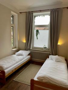 Postel nebo postele na pokoji v ubytování Schöne Altbauwohnung direkt an der Kesselschleuse!