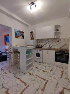 een keuken met een aanrecht en een tafel. bij Melograno in Tivat