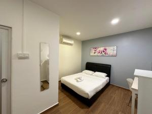 Postel nebo postele na pokoji v ubytování Jade Guesthouse Jonker Melaka