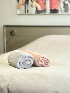 Un par de toallas encima de una cama. en Le Nénuphar - Parking, Hyper-Centre, 500m Gare, en Cholet