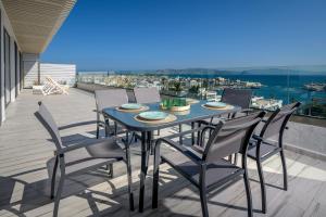 een tafel en stoelen op een balkon met uitzicht bij Alexandra Hotel&Apartments in Kos-stad