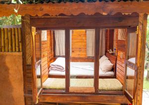 Habitación de madera con cama. en Bagaicha Adventure Resort Pvt. Ltd. en Maruwā Ghāt